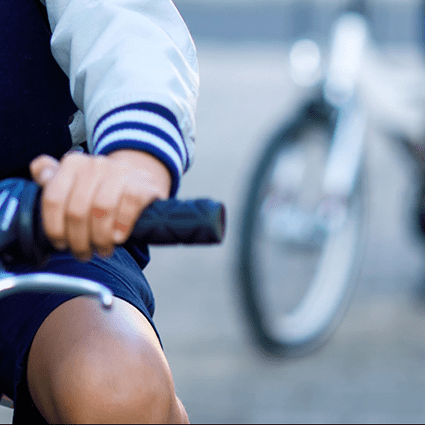 cyklist i fronten av bilden och en cykel i bakgrunden