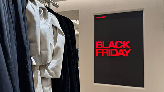 Budskapet Black Friday i rött på en stor skylt.