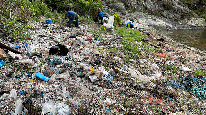 En enormt skräpig strand på västkusten som några Clean Sea börjat städa upp på.