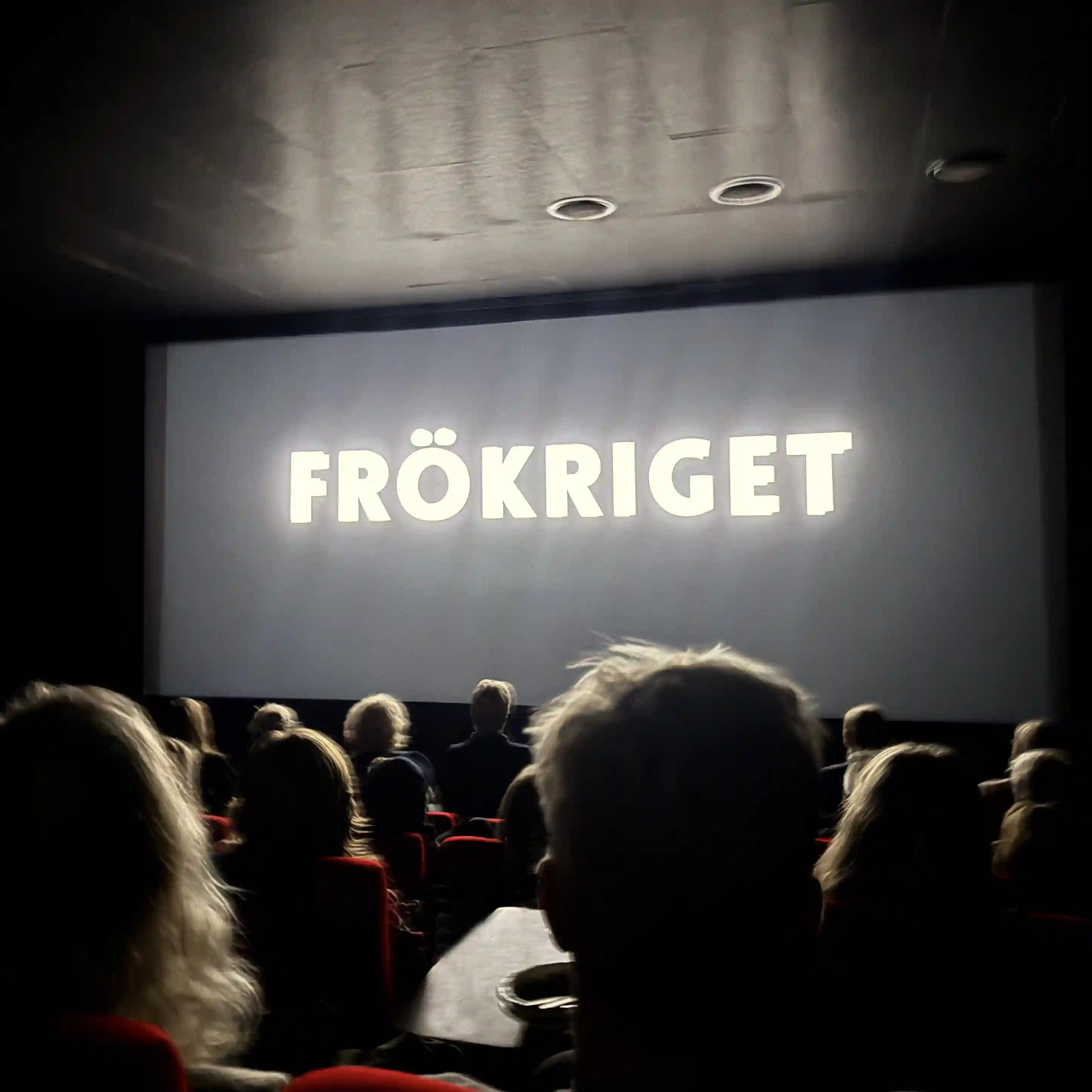 Nersläckt biosalong, på vita duken står det "Frökriget".