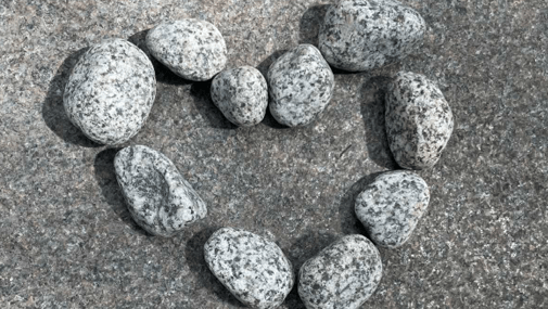 Små stenar som tillsammans bildar ett gemensamt stort hjärta.