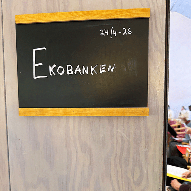 Skylt med texten Ekobanken och datum 24/4 -26
