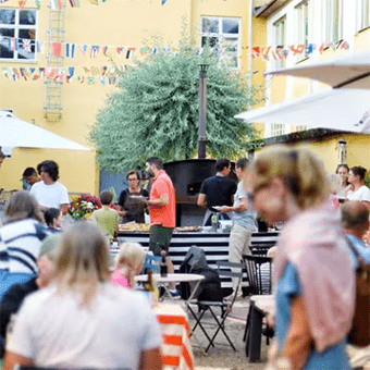 Många fikande människor på innergård