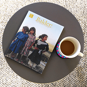 Tidningen Balder på ett bord med en kopp kaffe