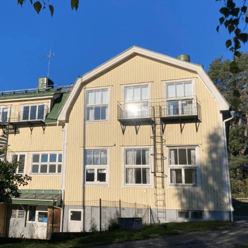 Bild på gul skolbyggnad.