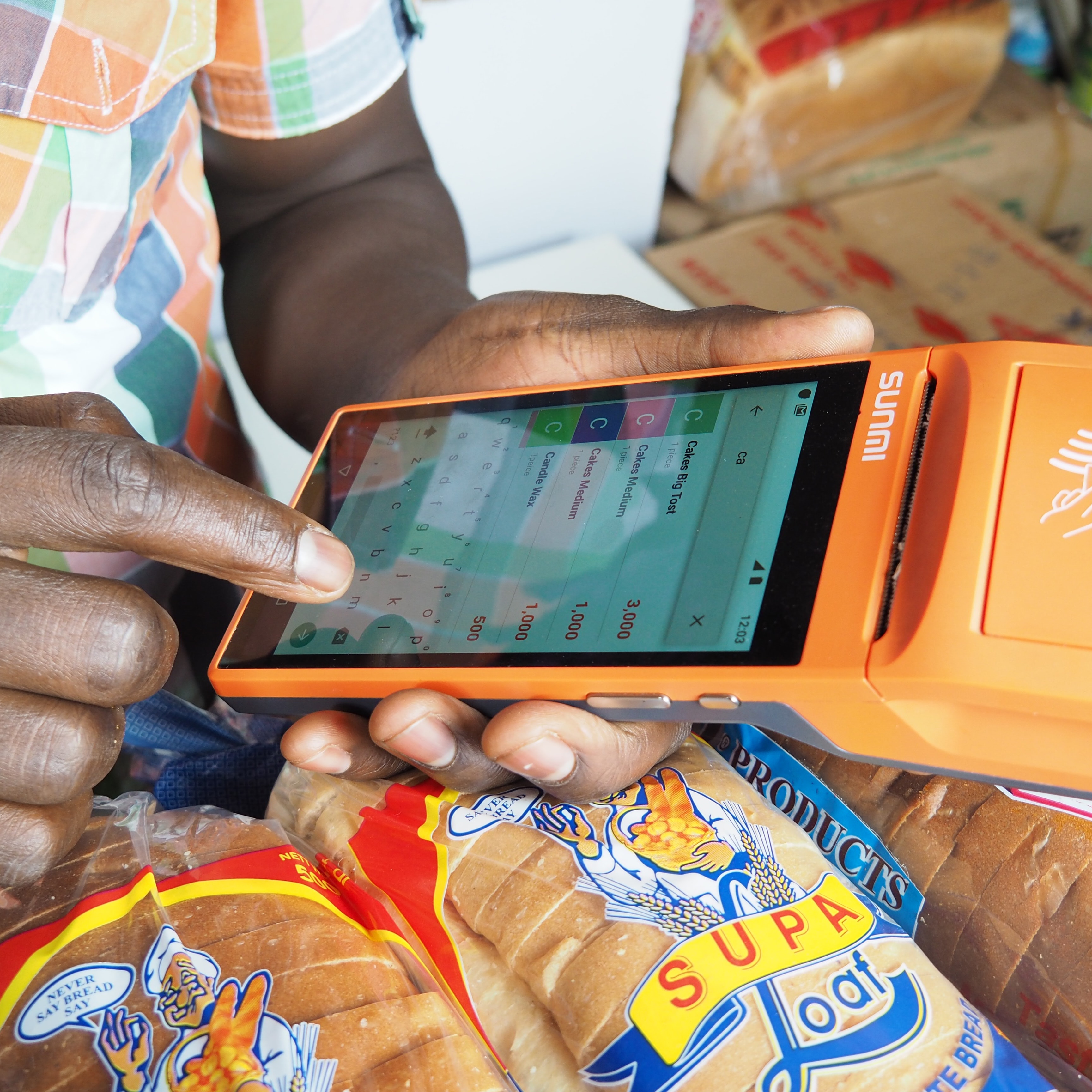 InclusiveBusiness Sweden, ett finger som pekar på en skärm.