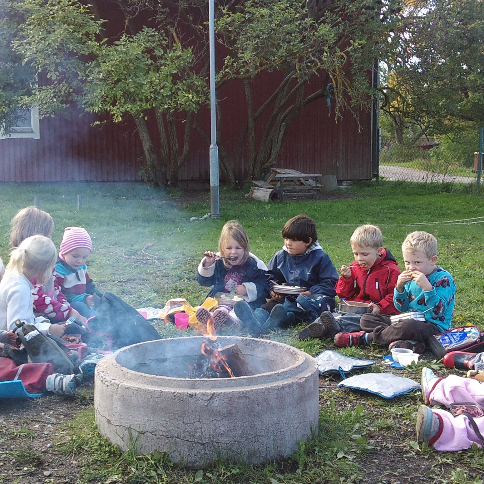 Lilla My föräldraförening och barnen som sitter ute och grillar i det fria.