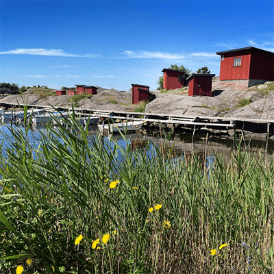 Röda sjöbodar på Stensholmen sommartid