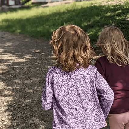 Två barn sedda bakifrån