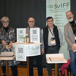 Fyra personer i bild som tagit emot diplom.