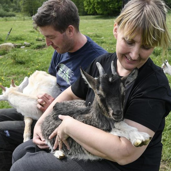 Två personer med varsin killing i famnen.